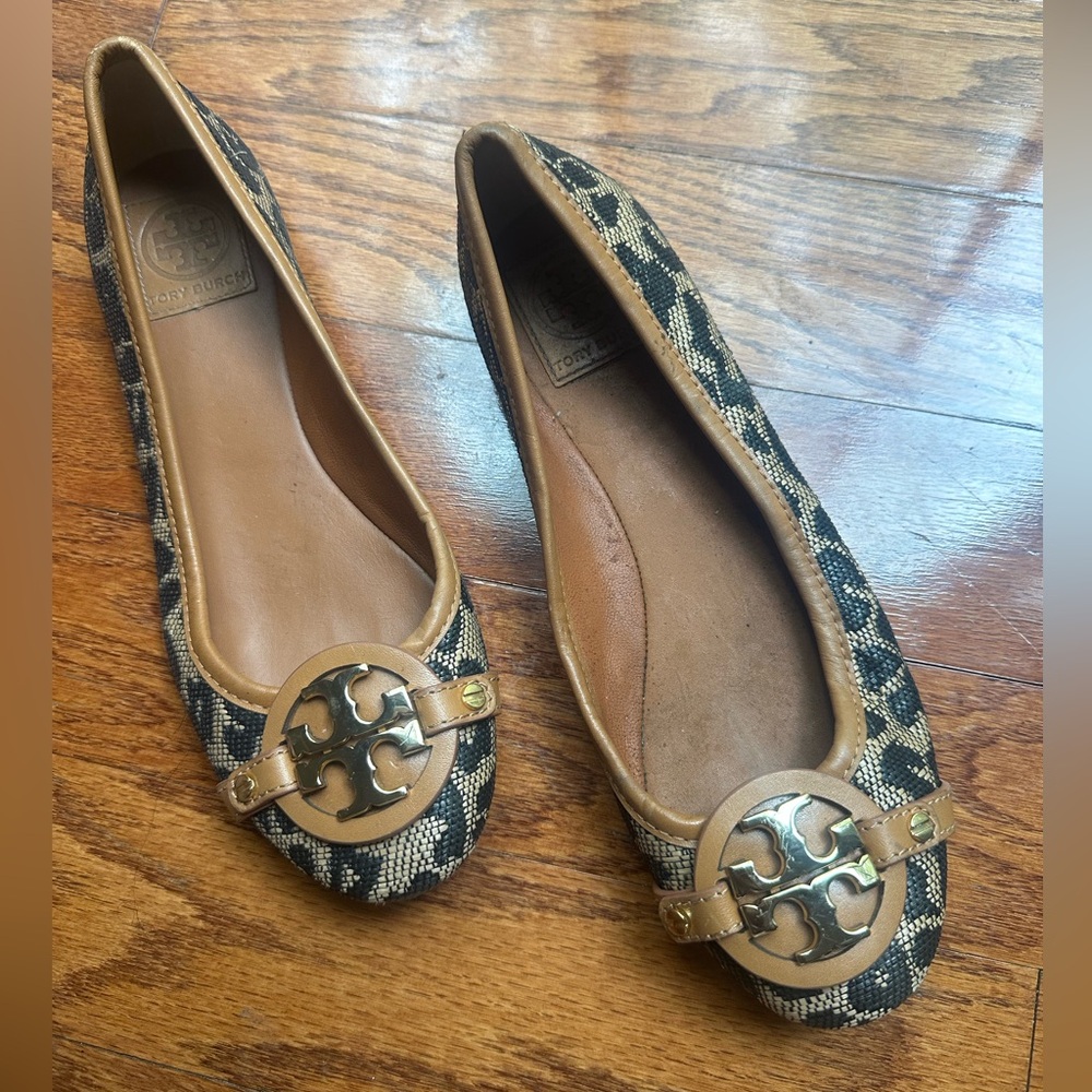Tory Burch Black and Tan Logo Round-Toe Flats Shoe Size 7
